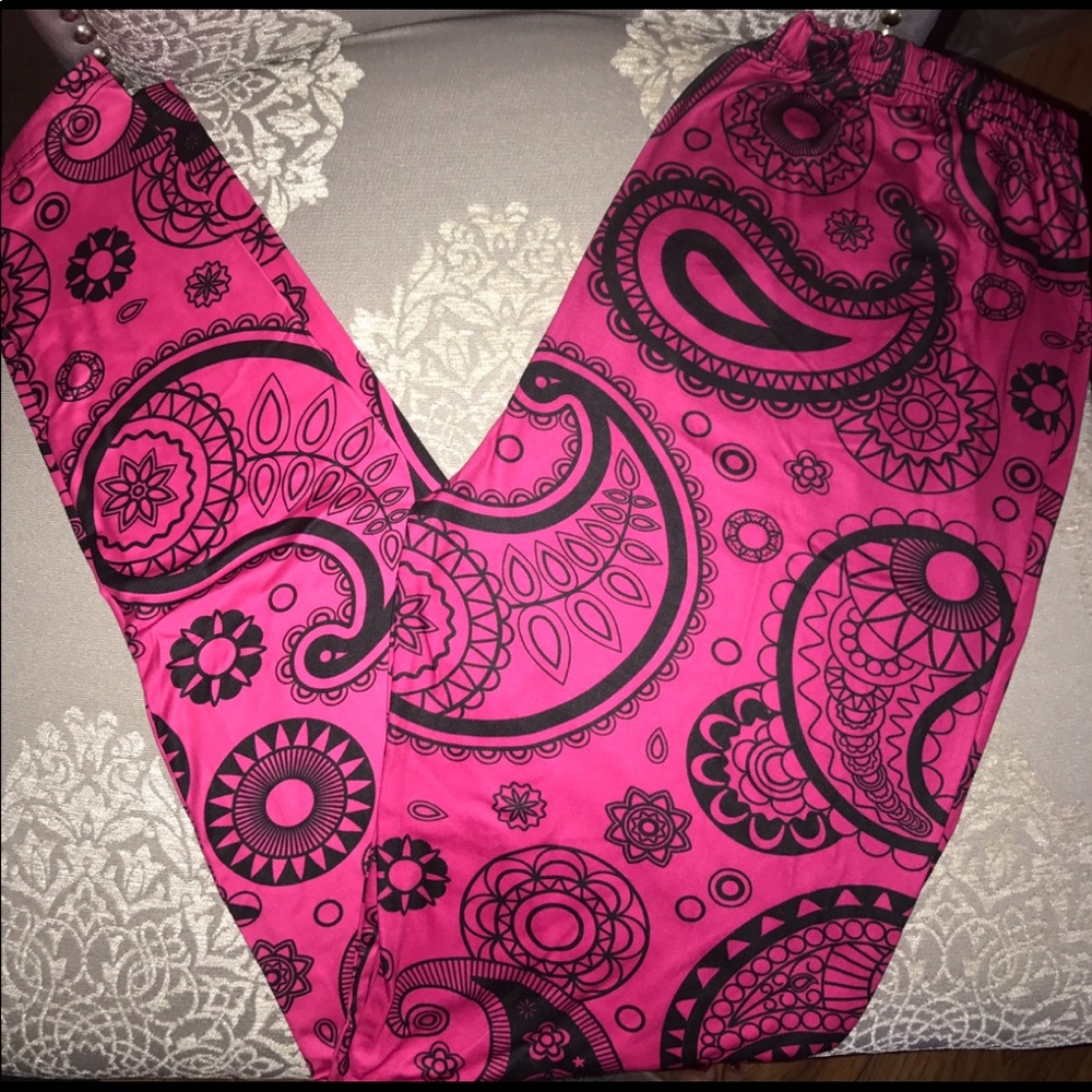 Buttery soft comfy leggings pink with blk paisley